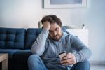 Hombre viendo una app para tratar la depresión desde su movil