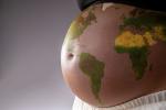 Mujer embarazada con un mapa de la tierra pintado en el vientre