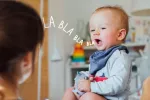 Los bebés están listos para aprender su lengua materna antes de nacer Bebé balbuceando con su madre