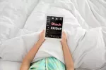 Comprar desde la cama puede provocar comportamientos compulsivos Mujer realiza compras de Black Friday desde la cama