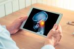 Doctor observando en la 'tablet' una infografía de un cáncer en el cuello