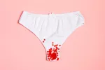 Sangrado menstrual abundante, causas y soluciones Sangrado menstrual abundante: braguitas manchadas de sangre