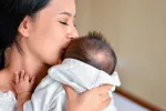 Síndrome de Menkes Madre abrazando a su bebé con síndrome de Menkes