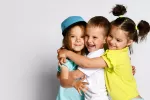 Cómo ayudar a tus hijos a hacer amigos Grupo de amigos abrazados