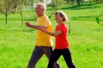 A esta velocidad debes caminar para reducir el riesgo de diabetes Pareja de personas mayores caminando deprisa en el parque