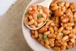 Comer alubias puede ayudar a prevenir y tratar el cáncer colorrectal Plato de alubias blancas