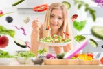 Una dieta vegana mejora la salud cardiovascular en solo ocho semanas Chica joven comiendo una ensalada vegana saludable