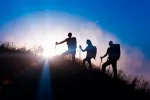 Marcha afgana: redescubre el antiguo arte de caminar y meditar Grupo de personas realizando marcha afgana