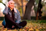 Primer tratamiento inmuno-oncológico para cáncer de endometrio avanzado Joven mujer con un pañuelo en la cabeza para ocultar las secuelas de la quimioterapia