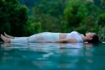 Mujer joven tumbada practicando yoga nidra