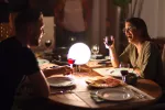 Cenar pasadas las 9 de la noche aumenta un 28% el riesgo cardiovascular Pareja cenando por la noche en su casa