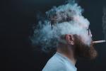Persona fumando con la cabeza envuelta en humo