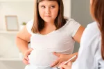 Las enfermedades en la juventud reducen la probabilidad de tener hijos Niña obesa en la consulta del médico