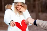Miedo a que tu pareja te deje: cómo identificarlo y gestionarlo Persona comunicando a su pareja que quiere dejar la relación