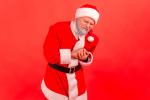 Hombre disfrazado de Santa Claus con dolor en el pecho