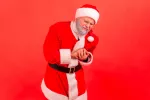 Síndrome del corazón navideño: por qué hay más infartos en Navidad Hombre disfrazado de Santa Claus con dolor en el pecho