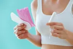 Componentes de tampones y compresas afectarían a la salud reproductiva Mujer joven sostiene en sus manos un tampón, una compresa y un salvaslip