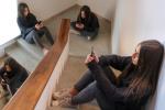 Chica adolescentes usando el móvil sentada en diferentes lugares de una escalera