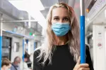 Aconsejan usar mascarilla en sitios cerrados para prevenir la gripe A Una mujer joven en el metro con mascarilla