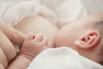 La lactancia materna favorece el desarrollo del cerebro del bebé Madre amamantando a su bebé recién nacido