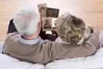Descubren cómo crea el cerebro los recuerdos a partir de lo que vemos Matrimonio anciano viendo fotos antiguas