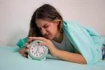 Las personas madrugadoras pueden tener más riesgo de anorexia nerviosa Adolescente levantándose de la cama temprano