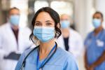 Enfermera usa mascarilla en un centro de salud