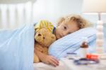 Niño ingresado en el hospital tumbado en la cama
