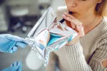 Nueva terapia mejora el tratamiento para erradicar Helicobacter pylori Una mujer haciendo la prueba del aliento para detectar el Helicobacter pylori