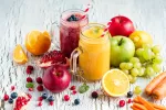 Beber zumos de fruta naturales a diario contribuye a un aumento de peso Bodegón con frutas y zumos