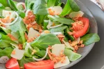 Un tipo de ácidos grasos beneficia a pacientes con mieloma múltiple Ensalada con queso parmesano rica en ácidos grasos