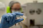 Investigador sujetando entre los dedos una pastilla para el suministro oral de insulina