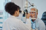 Síntomas visuales extraños pueden ayudar a predecir el alzhéimer Doctora realizando un examen ocular a un hombre mayor