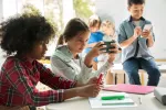 El Consejo Escolar del Estado propone prohibir los móviles en los colegios Estudiantes usando el móvil en el colegio