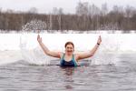Mujer de mediana edad nadando en un lago congelado