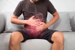 La mortalidad por cáncer de colon aumenta en adultos jóvenes en Europa Hombre joven con dolor en la zona intestinal