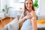 Mujer embarazada recién vacunada contra el VRS