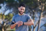 Mejorar el estado físico reduce un 35% el riesgo de cáncer de próstata Hombre joven preparándose para hacer ejercicio