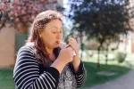 Fumar es el factor que más daña nuestro sistema inmune permanentemente Mujer encendiendo un cigarrillo