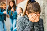 Grupo de niños acosando a una compañera en el colegio