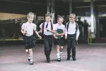Los estudiantes que llevan uniforme escolar hacen menos ejercicio Grupo de estudiantes vestidos con el uniforme del colegio