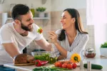 Las dietas vegetarianas se asocian con menos riesgo de apnea del sueño Pareja joven comiendo vegetales