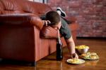 Adolescente tumbado en el sofá dándose un atracón de comida