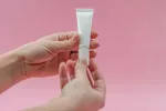 Hidratantes vaginales: cuándo y por qué usarlos Mujer sujentando un tubo de lubricante vaginal