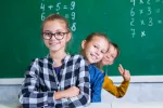 Niños y niñas afrontan de forma diferente las matemáticas desde primaria Grupo de niñas en clase de matemáticas