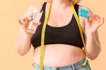 Mujer obesa tomando píldoras para adelgazar