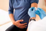 Frenan vacuna contra el VRS porque elevaba el riesgo de parto prematuro Médico poniendo una vacuna a una mujer embarazada