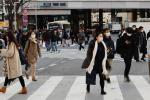 Gente con mascarillas caminando por las calles de Tokyo