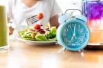 El ayuno intermitente 16/8 podría elevar un 91% el riesgo cardiovascular Una mujer joven realizando ayuno intermitente