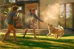 Interactuar con perros potencia ondas cerebrales asociadas a la relajación Padre e hijo jugando con su perro en el jardín de su casa